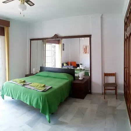 לינה וארוחת בוקר Villa Malaga 3*